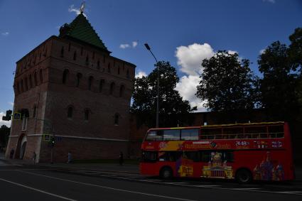 Нижний Новгород. Экскурсионный автобус рядом с Дмитриевской башней Нижегородского кремля.