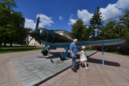 Нижний Новгород. Самолет истребитель Ла-7 на выставке военной техники на территории Нижегородского кремля.