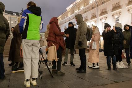 Очередь за билетами на спектакль `Щелкунчик` в Москве