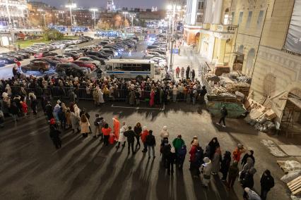 Очередь за билетами на спектакль `Щелкунчик` в Москве