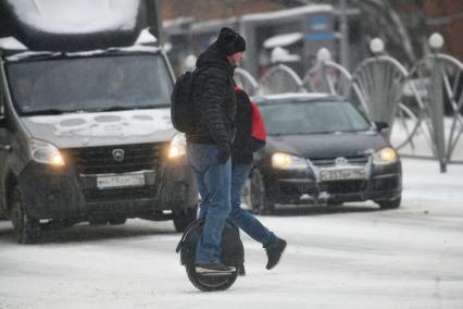 Последствия снегопада в городе.