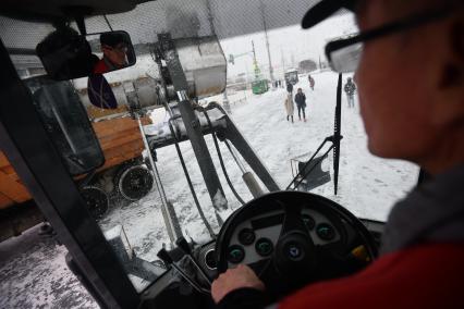 Последствия снегопада в городе.