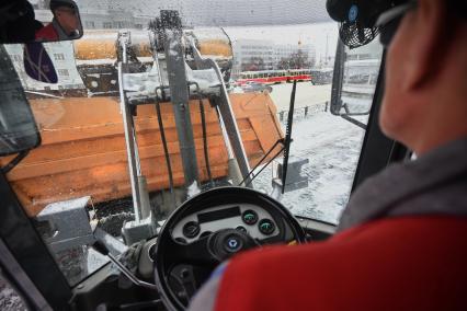 Последствия снегопада в городе.