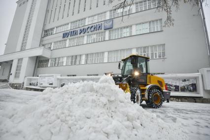 Последствия снегопада в городе.