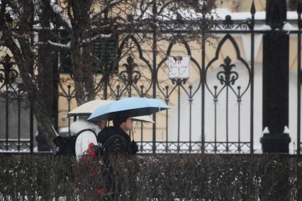 Последствия снегопада в городе.