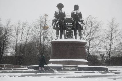 Последствия снегопада в городе.