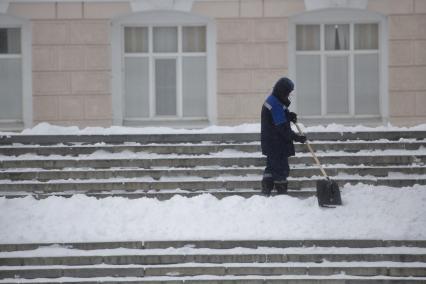 Последствия снегопада в городе.