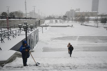 Последствия снегопада в городе.