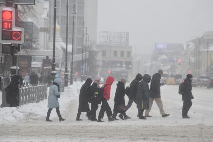 Последствия снегопада в городе.