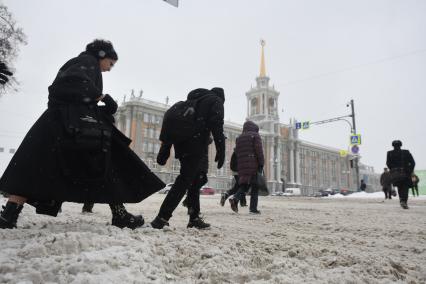 Последствия снегопада в городе.