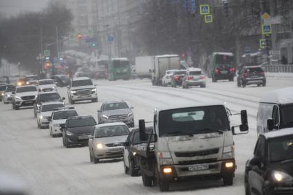 Последствия снегопада в городе.