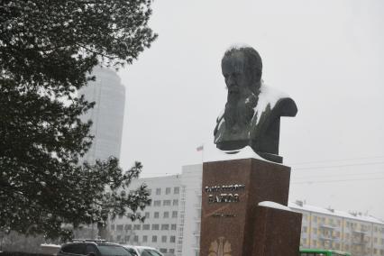 Последствия снегопада в городе.