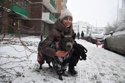 Собака в одежде на прогулке