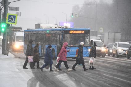 Пешеходы переходят дорогу.