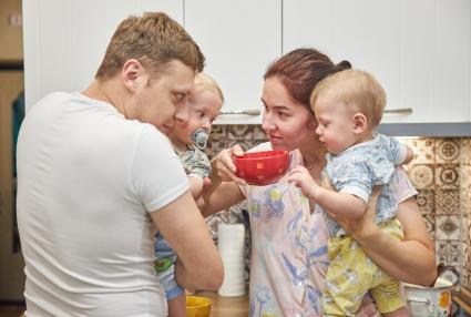 Девушка ест лапшу быстрого приготовления