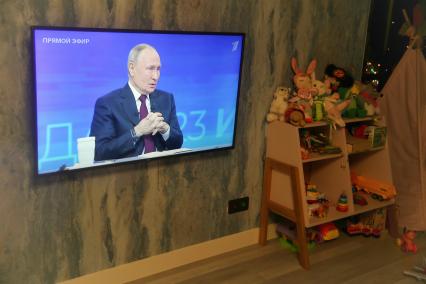 Люди смотрят `Итоги года`с президентом РФ В.Путиным в Красноярске