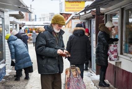 Пожилой мужчина на рынке