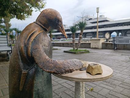 Памятник пингвину в Абхазии
