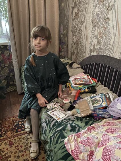 Девочка Катя в поселке Новолуганское