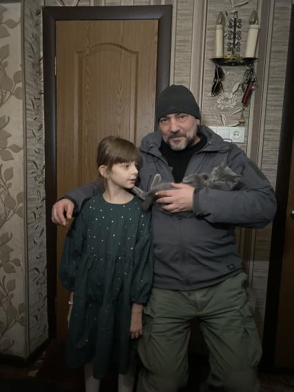 Девочка Катя и Дмитрий Стешин в поселке Новолуганское