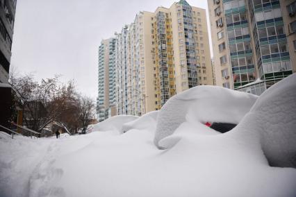 Последствия сильнейшего за 106 лет снегопада в Екатеринбурге