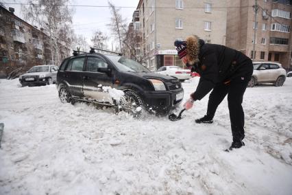 Последствия сильнейшего за 106 лет снегопада в Екатеринбурге