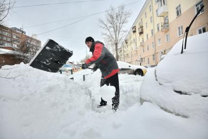 Последствия сильнейшего за 106 лет снегопада в Екатеринбурге