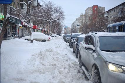 Последствия сильнейшего за 106 лет снегопада в Екатеринбурге