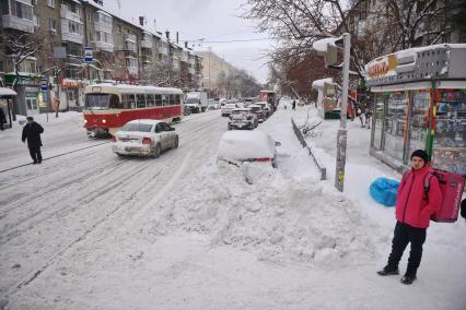 Последствия сильнейшего за 106 лет снегопада в Екатеринбурге