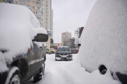 Последствия сильнейшего за 106 лет снегопада в Екатеринбурге