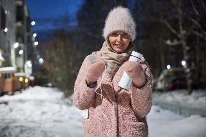 Девушка с умным термосом и электрогрелкой