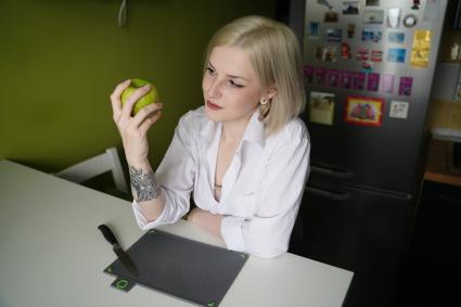 Девушка с  яблоком