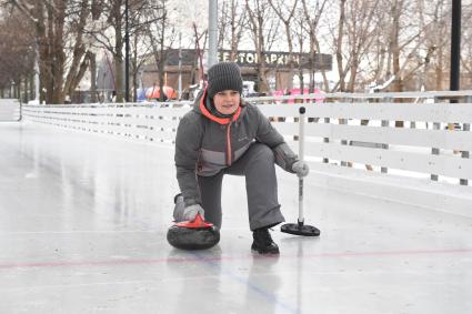 В парке Горького открыли дорожку для керлинга