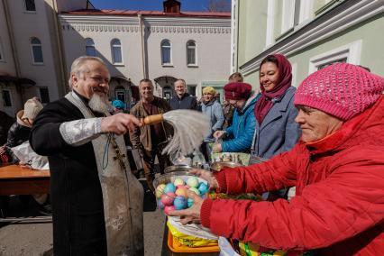 Освящение пасхальных куличей и яиц в Челябинске