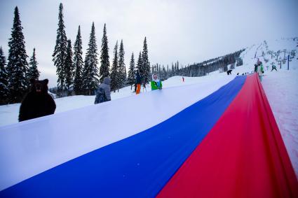 Самый длинный флаг РФ развернули в Шерегеше