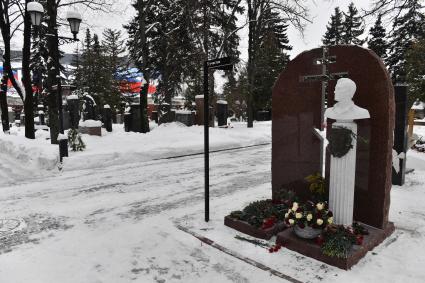 Памятник Василию Лановому в Москве