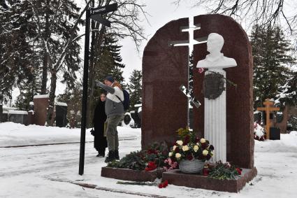 Памятник Василию Лановому в Москве