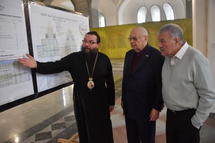 Владимир Ресин и Александр Гамов во время посещения храма Успения Пресвятой Богородицы