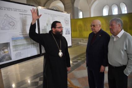 Владимир Ресин и Александр Гамов во время посещения храма Успения Пресвятой Богородицы