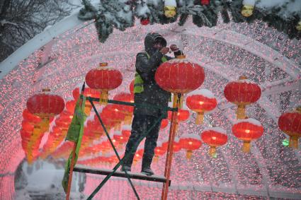 Праздничное украшение города в честь китайского Нового года