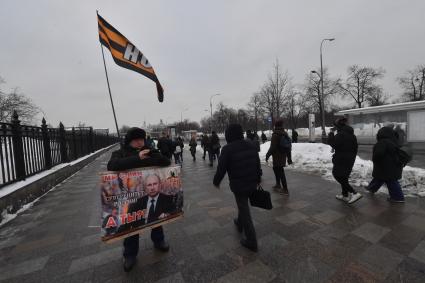 Мужчина с плакатом на ВДНХ