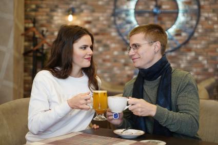 Влюбленная пара в кафе