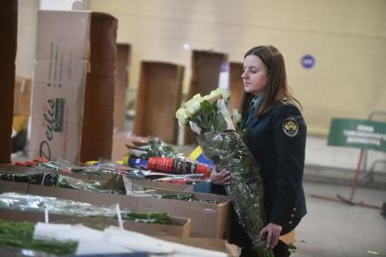 В Екатеринбург привезли более 50 тонн цветов перед 8 марта