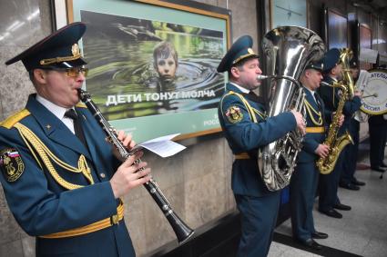 Выставка социальной рекламы МЧС на станции `Выставочная`