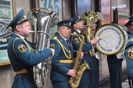 Выставка социальной рекламы МЧС на станции `Выставочная`