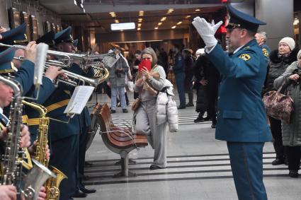 Выставка социальной рекламы МЧС на станции `Выставочная`