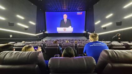 Трансляция послания президента РФ В. Путина к Федеральному Собранию в кинотеатре Перми