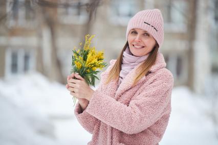 Девушка с букетом мимозы