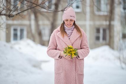 Девушка с букетом мимозы