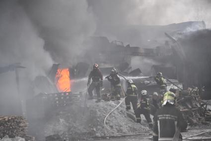 Ликвидация пожара на территории промзоны в п.Родники Раменского района